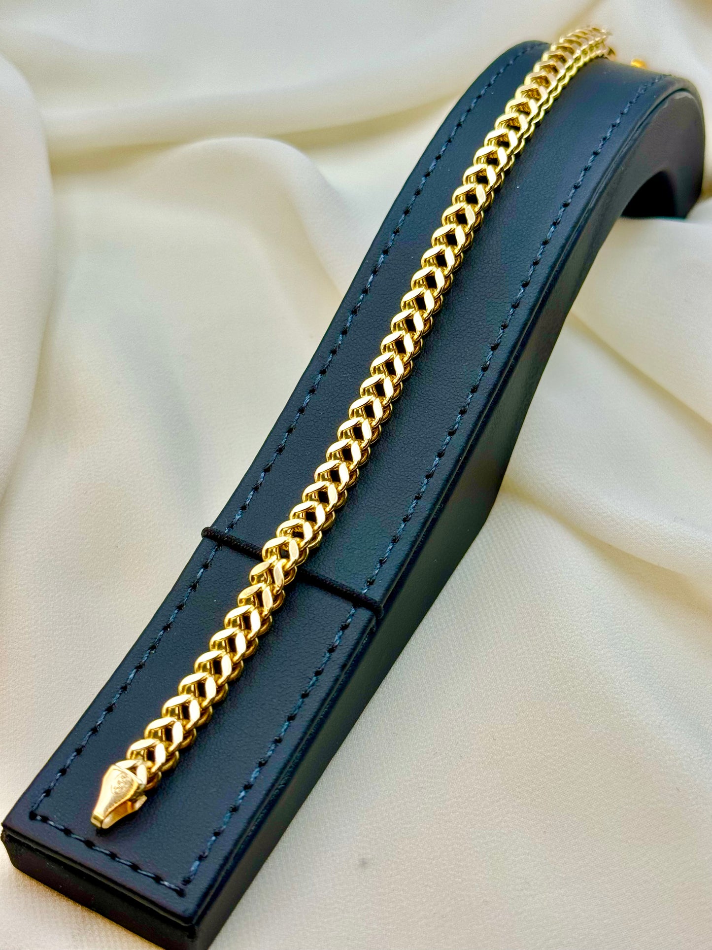 Collier chaîne Franco en or 14 carats taille diamant (4,4 mm).