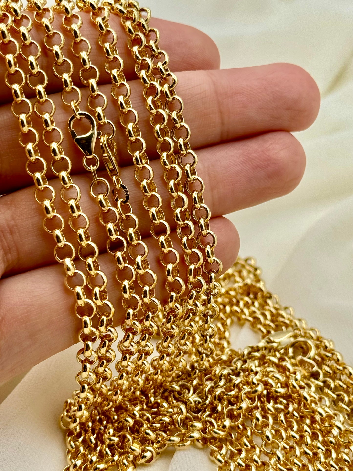 Rolo chain on hand .