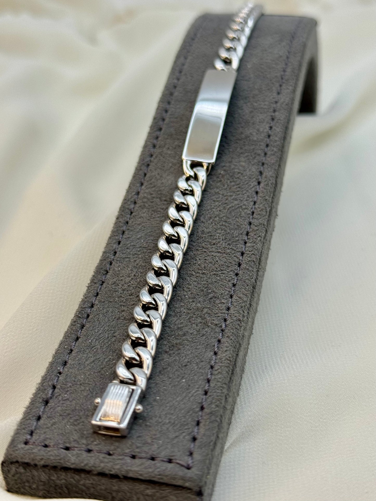 Bracelet d'identification en or blanc massif 18 carats - Longueur de 7,5 pouces, largeur de 7 mm - Bijoux fins unisexes.