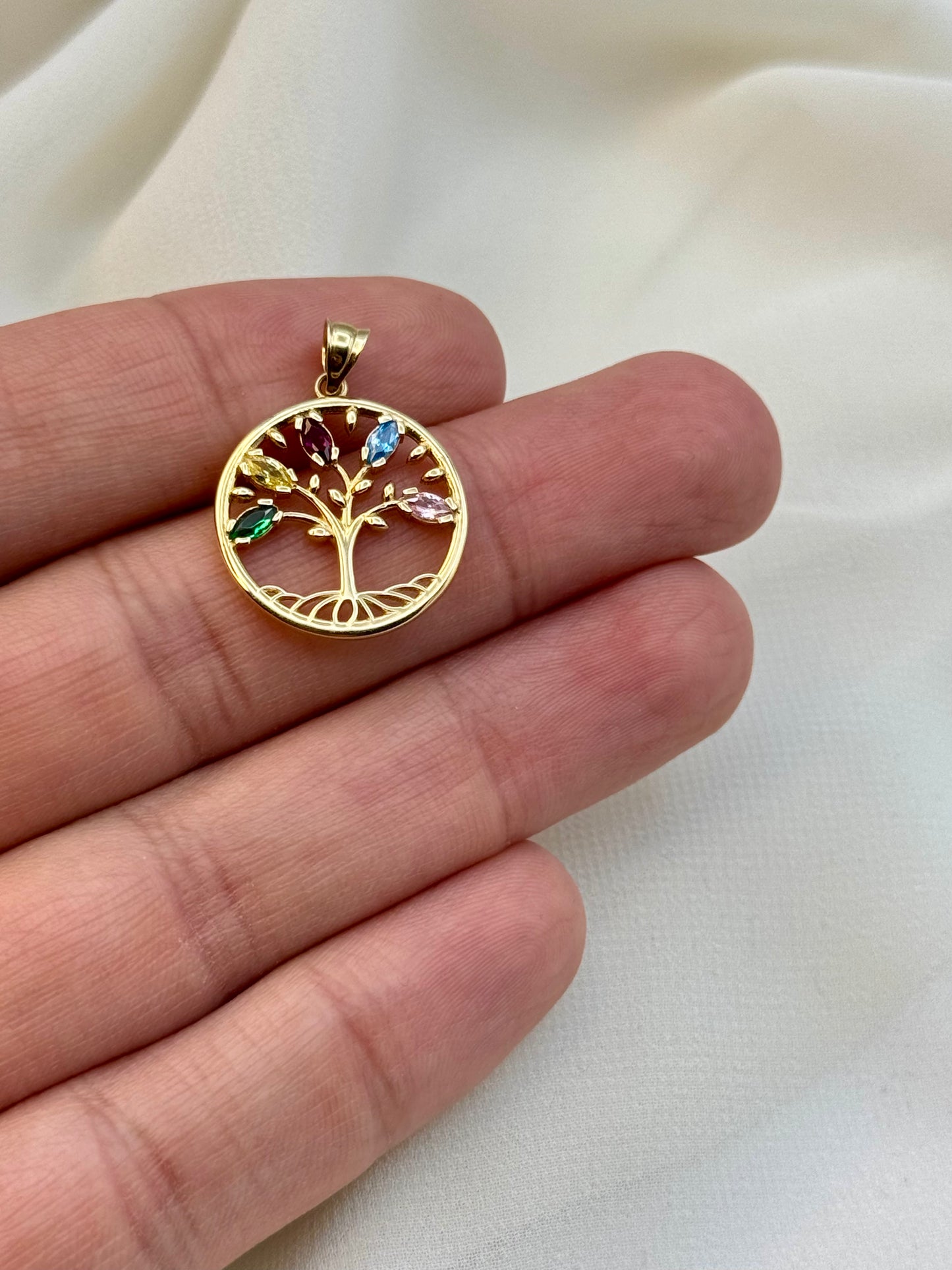 Pendentif arbre de vie en or 14 carats avec zircone cubique.