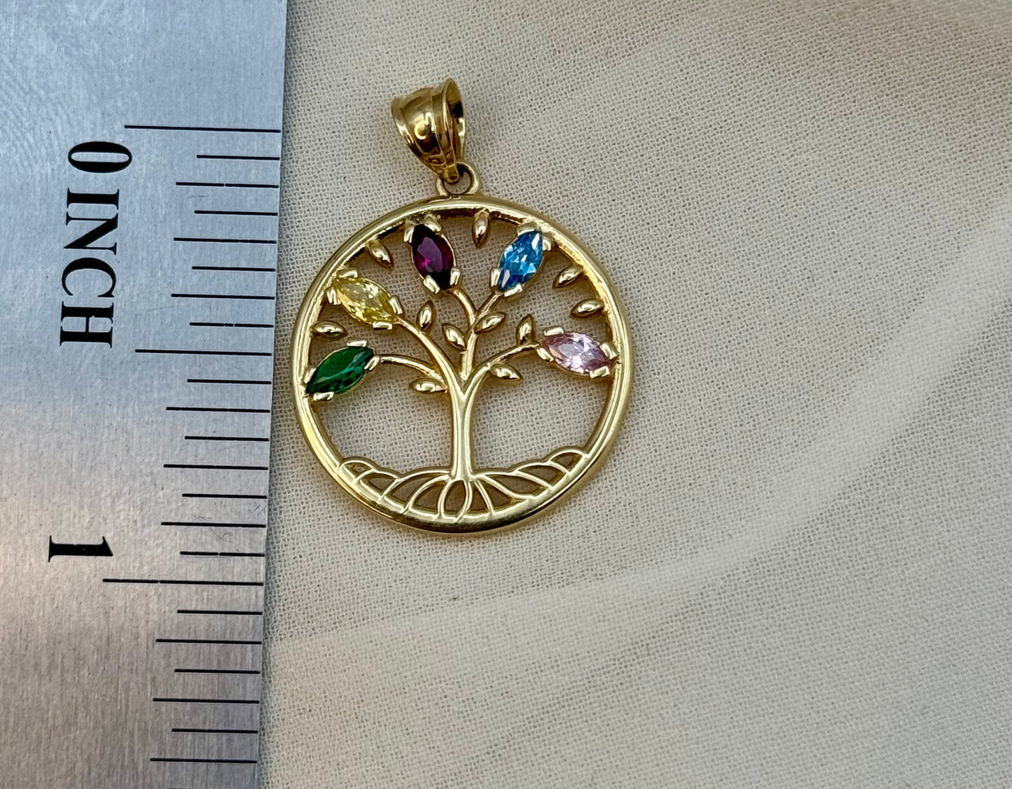 Pendentif arbre de vie en or 14 carats avec zircone cubique.