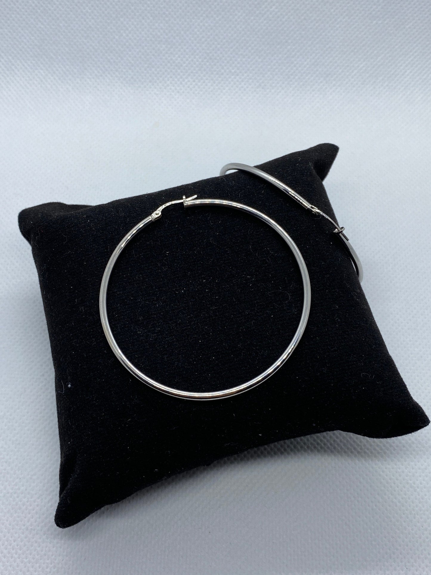Boucle d'oreille en or blanc massif 18 carats