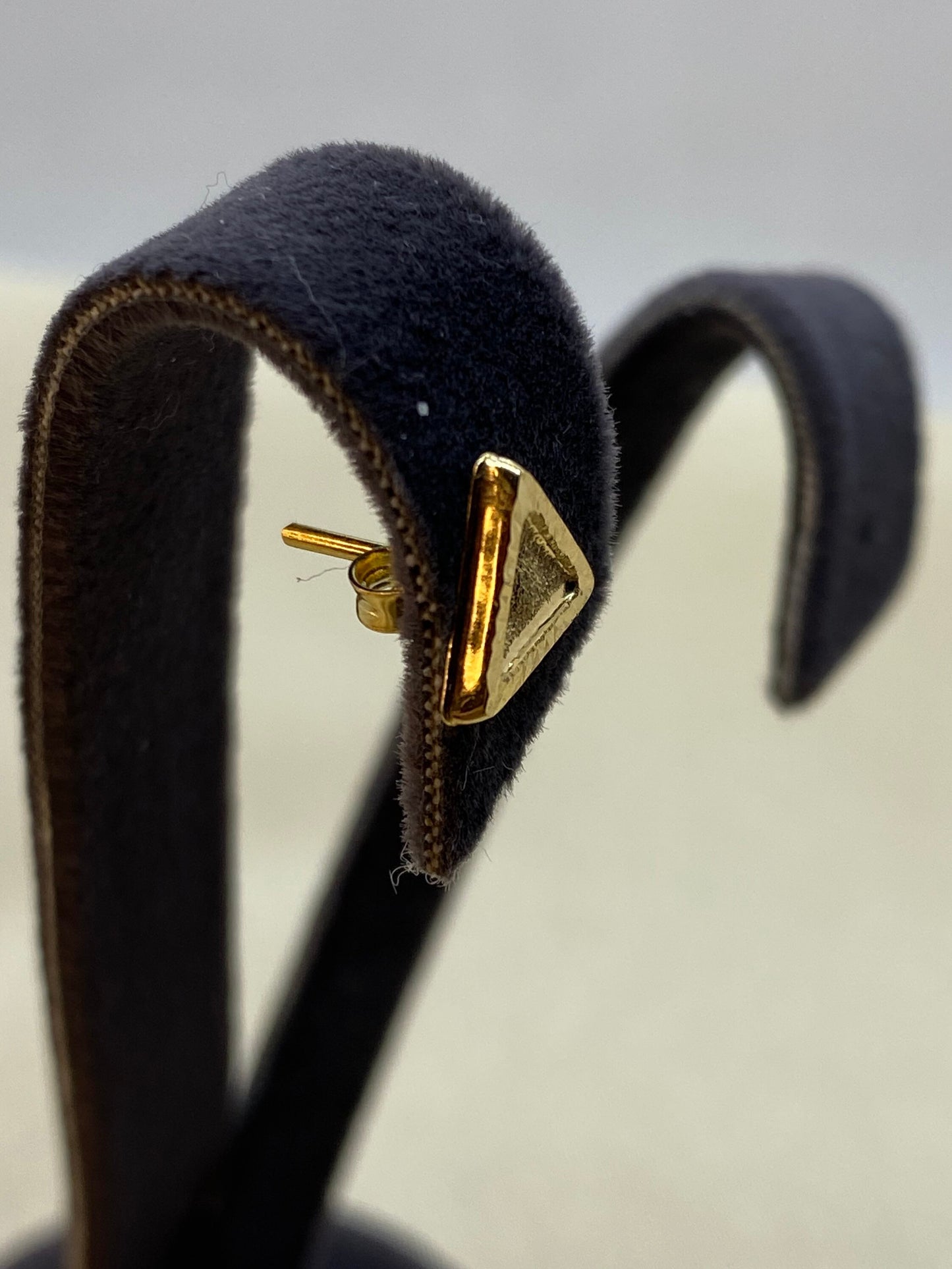 Boucle d'oreille à tige triangulaire en or massif 18 carats, taille diamant, boucle d'oreille à tige en fleur, boucle d'oreille en or massif 18 carats, boucle d'oreille cadeau