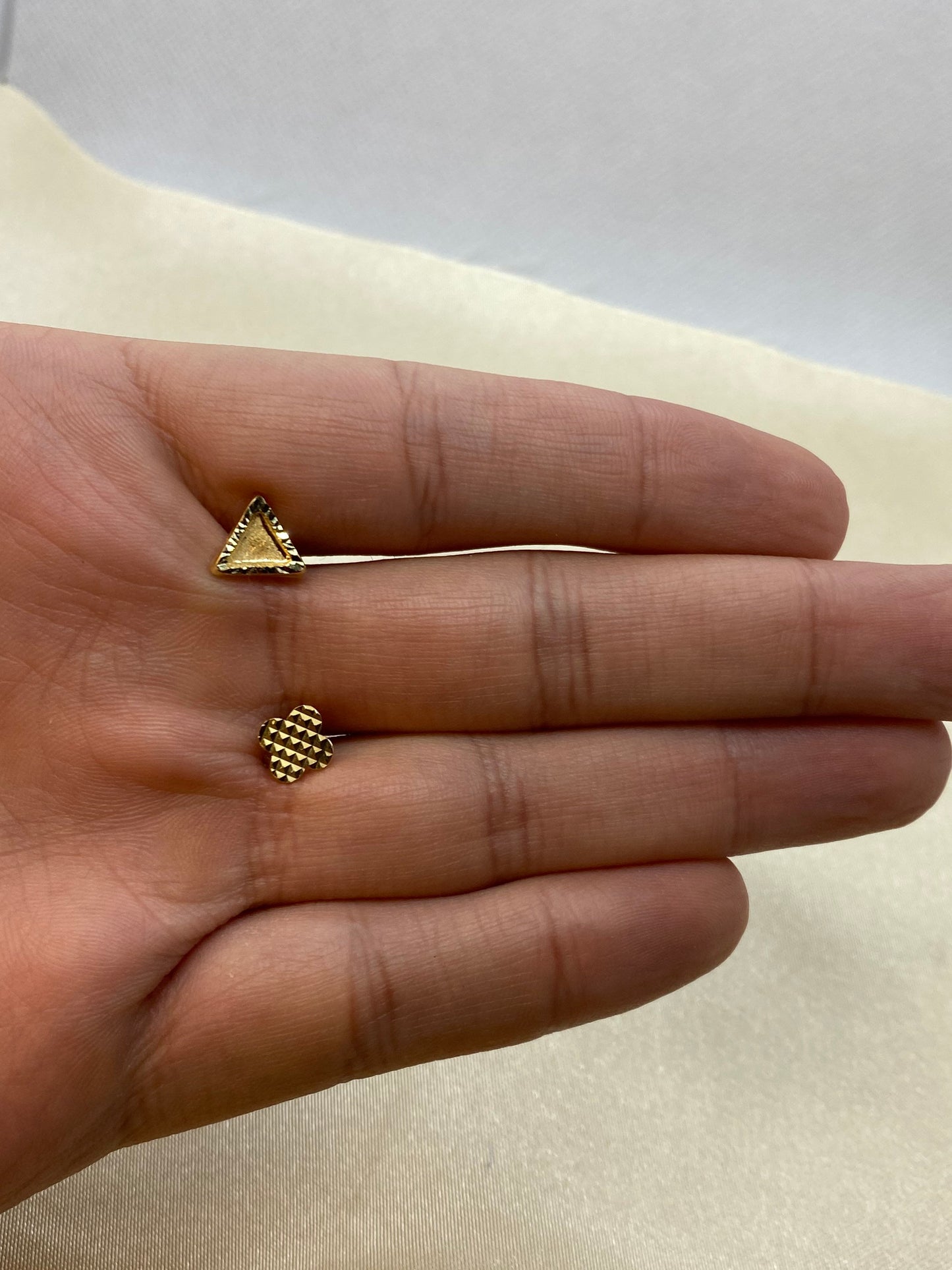 Boucle d'oreille à tige triangulaire en or massif 18 carats, taille diamant, boucle d'oreille à tige en fleur, boucle d'oreille en or massif 18 carats, boucle d'oreille cadeau