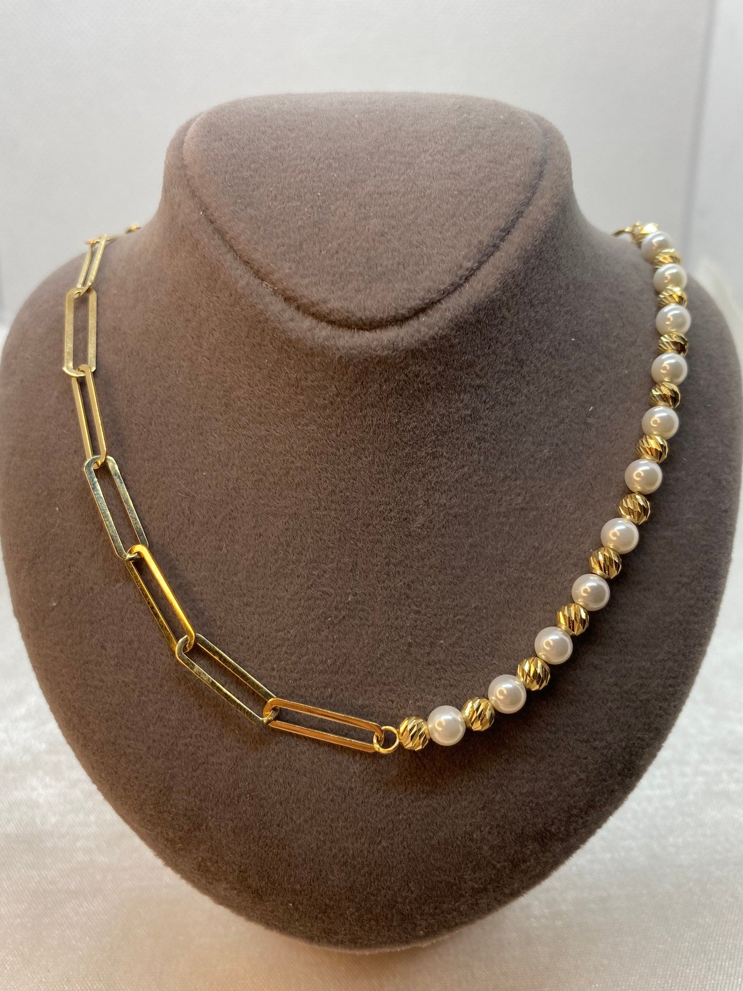 Collier trombone en or 18 carats avec perles de culture et motif orbe taille diamant, chaîne à maillons ovales