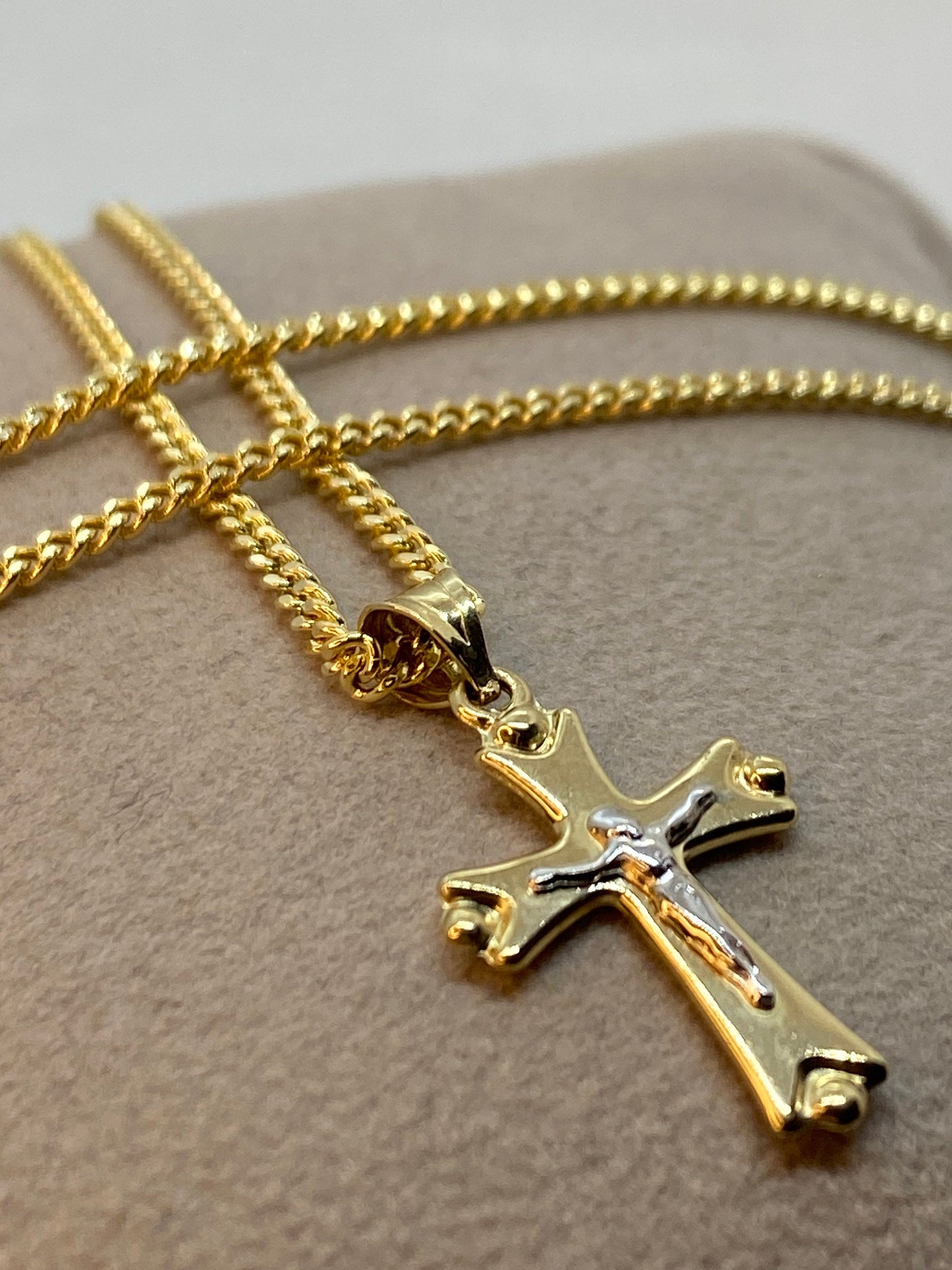 Collier croix en or 14 carats avec chaîne gourmette – Taille diamant, 2 mm, brillant et durable, pendentif en or véritable 14 carats – Cadeau idéal pour elle et lui, cadeau d'anniversaire