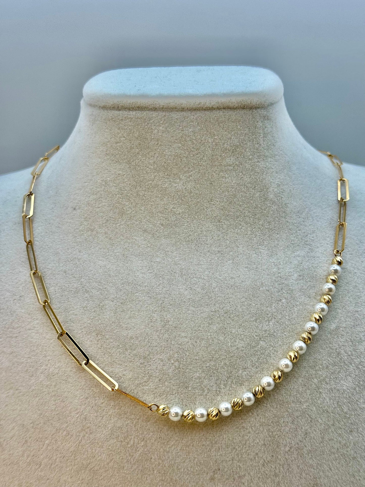 Collier trombone en or 18 carats avec perles de culture et motif orbe taille diamant, chaîne à maillons ovales