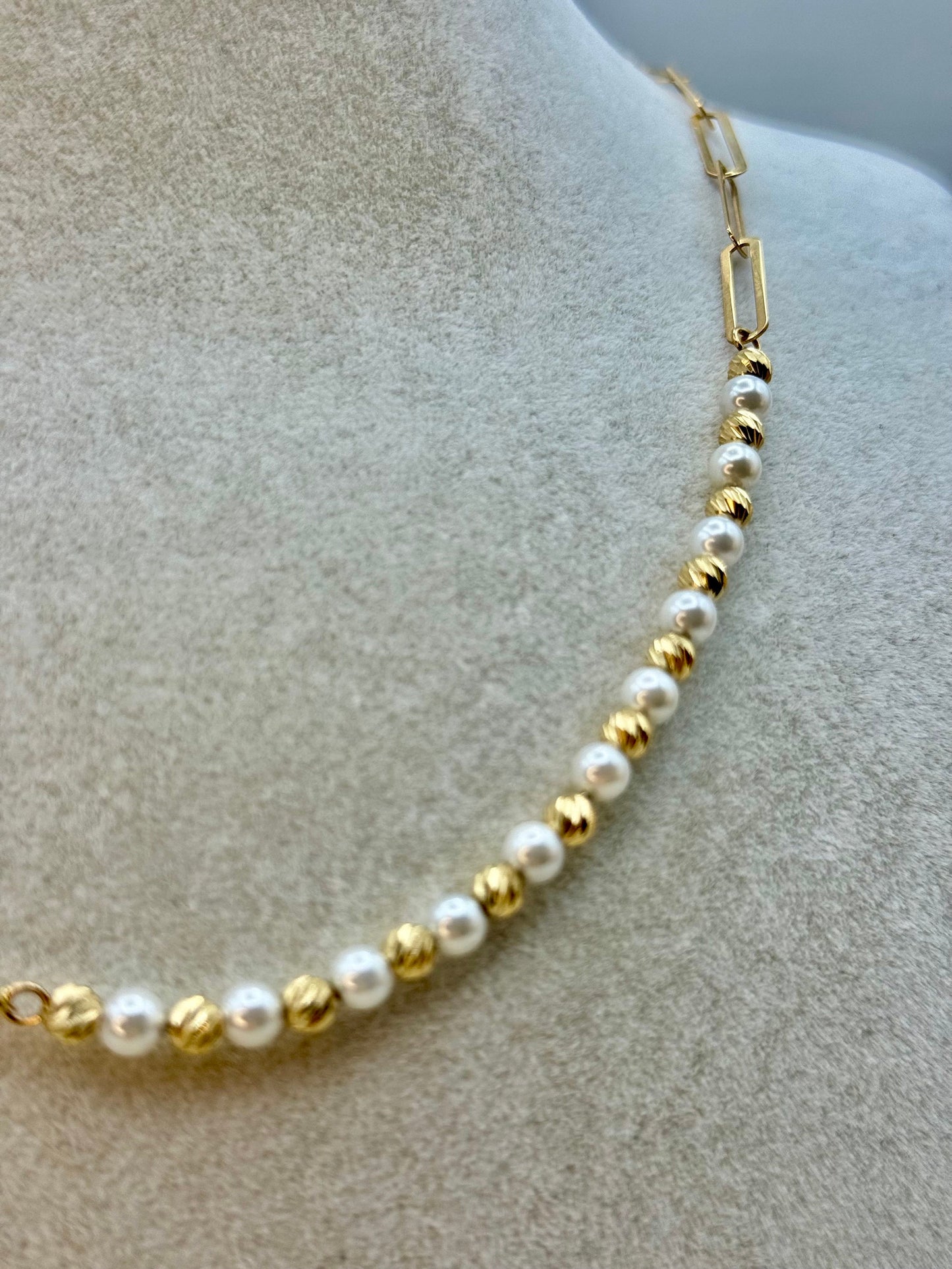Collier trombone en or 18 carats avec perles de culture et motif orbe taille diamant, chaîne à maillons ovales