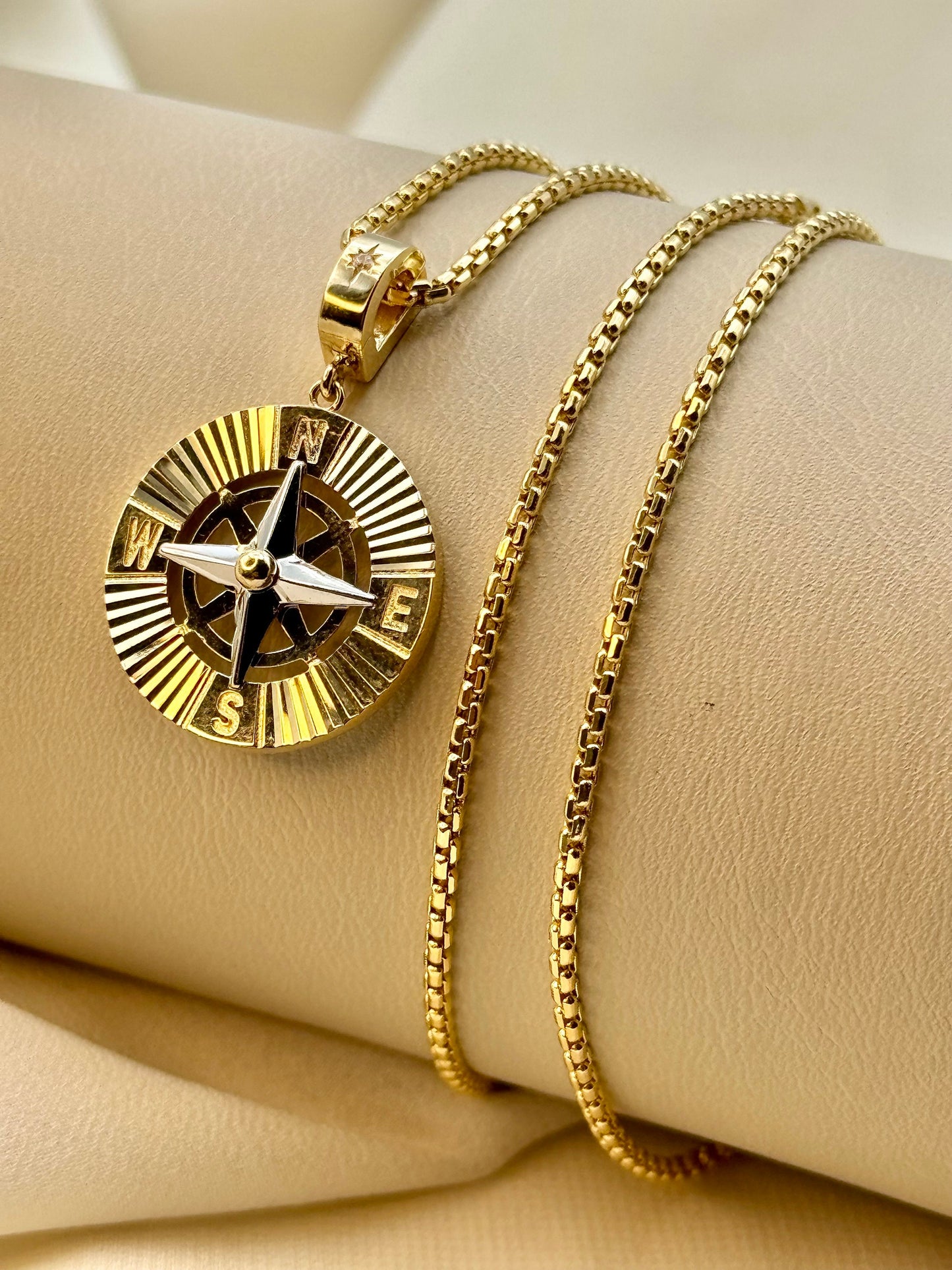 Collier boussole artisanal en or massif 14 carats – Pendentif de voyage personnalisé, cadeau unique pour lui, elle ou maman
