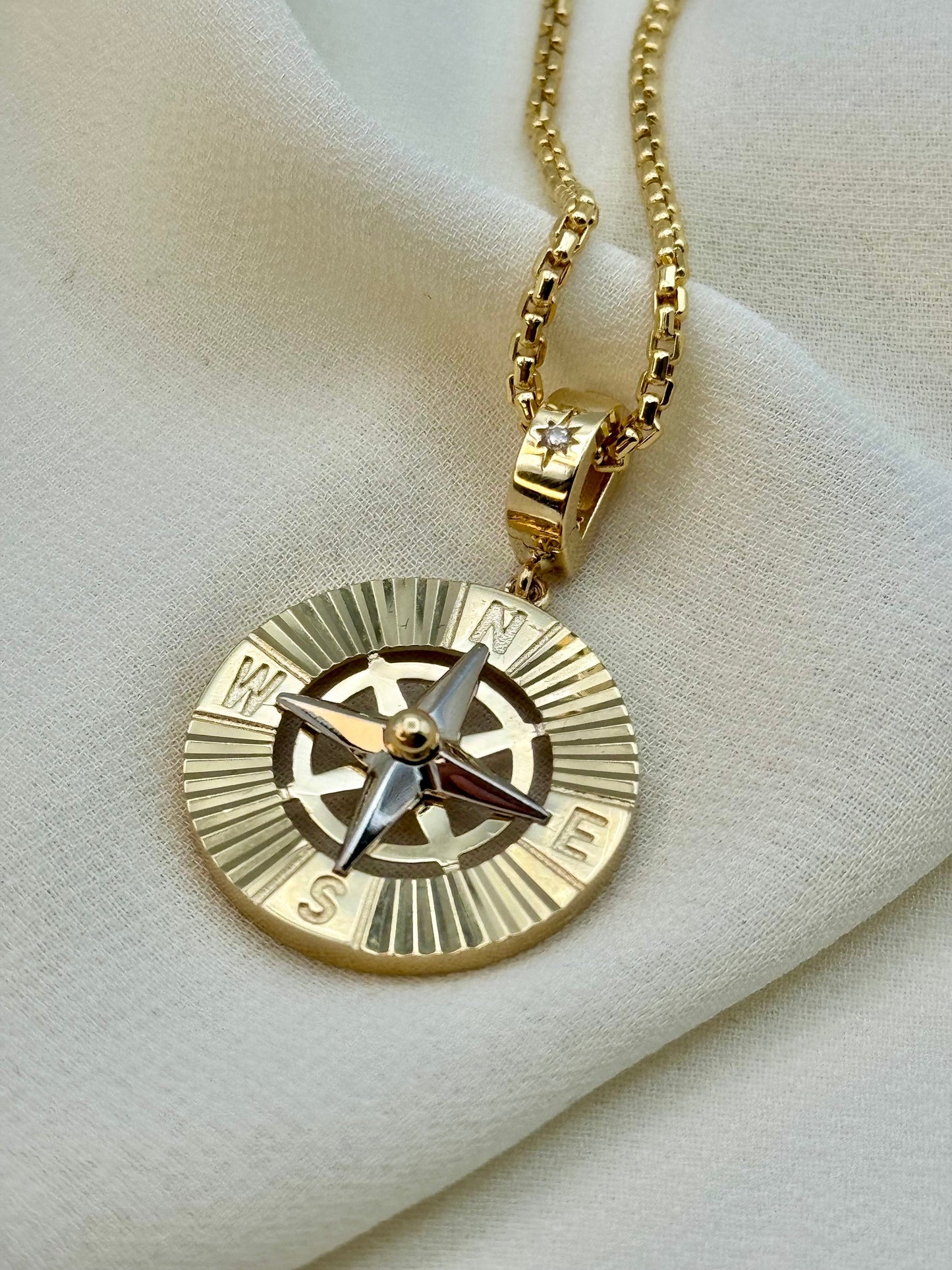 Collier boussole artisanal en or massif 14 carats – Pendentif de voyage personnalisé, cadeau unique pour lui, elle ou maman