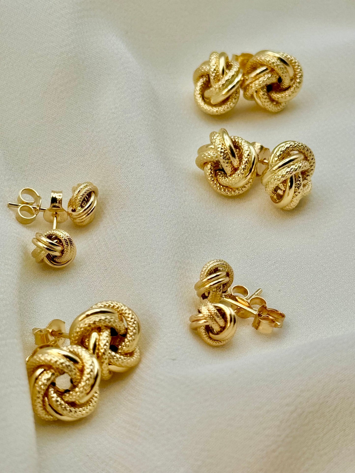 Boucles d'oreilles à tige en or 18 carats avec détails gravés – Bijoux en or massif véritable, cadeau élégant pour maman, anniversaire ou occasion spéciale