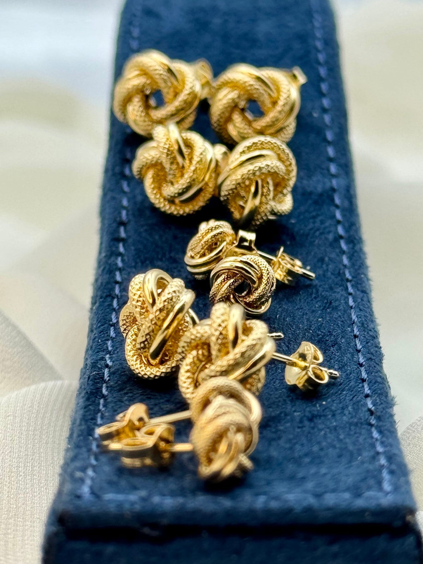 Boucles d'oreilles à tige en or 18 carats avec détails gravés – Bijoux en or massif véritable, cadeau élégant pour maman, anniversaire ou occasion spéciale