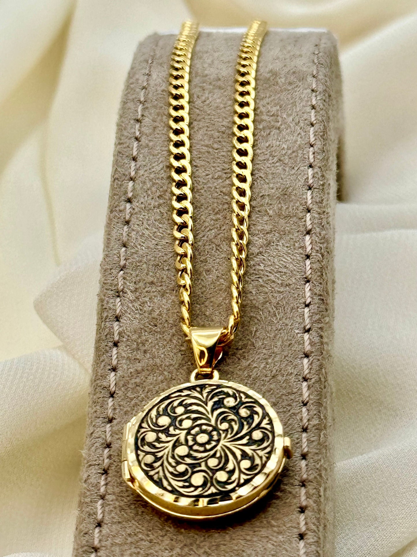 18k Gold Locket Necklace with Custom Engraving, 20" Solid Gold Locket Pendant, Memorial Necklace, Birthday Gift for Her, Personalized Jewelry Gift.