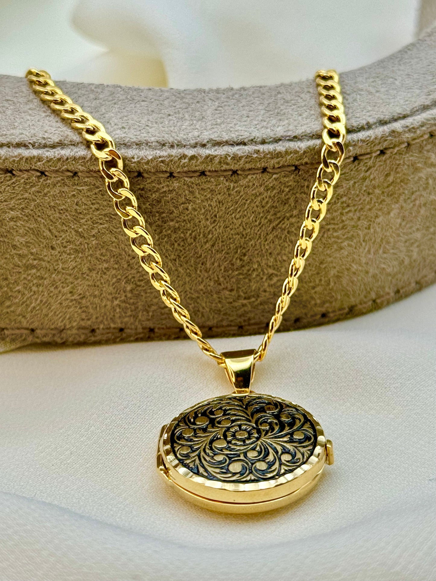 18k Gold Locket Necklace with Custom Engraving, 20" Solid Gold Locket Pendant, Memorial Necklace, Birthday Gift for Her, Personalized Jewelry Gift.