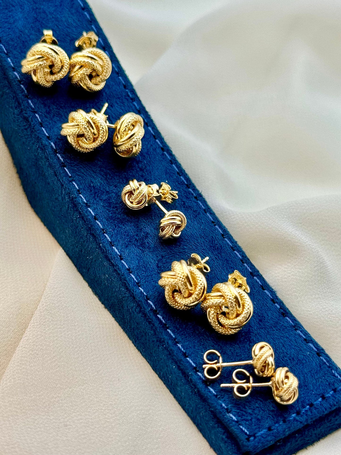 Boucles d'oreilles à tige en or 18 carats avec détails gravés – Bijoux en or massif véritable, cadeau élégant pour maman, anniversaire ou occasion spéciale