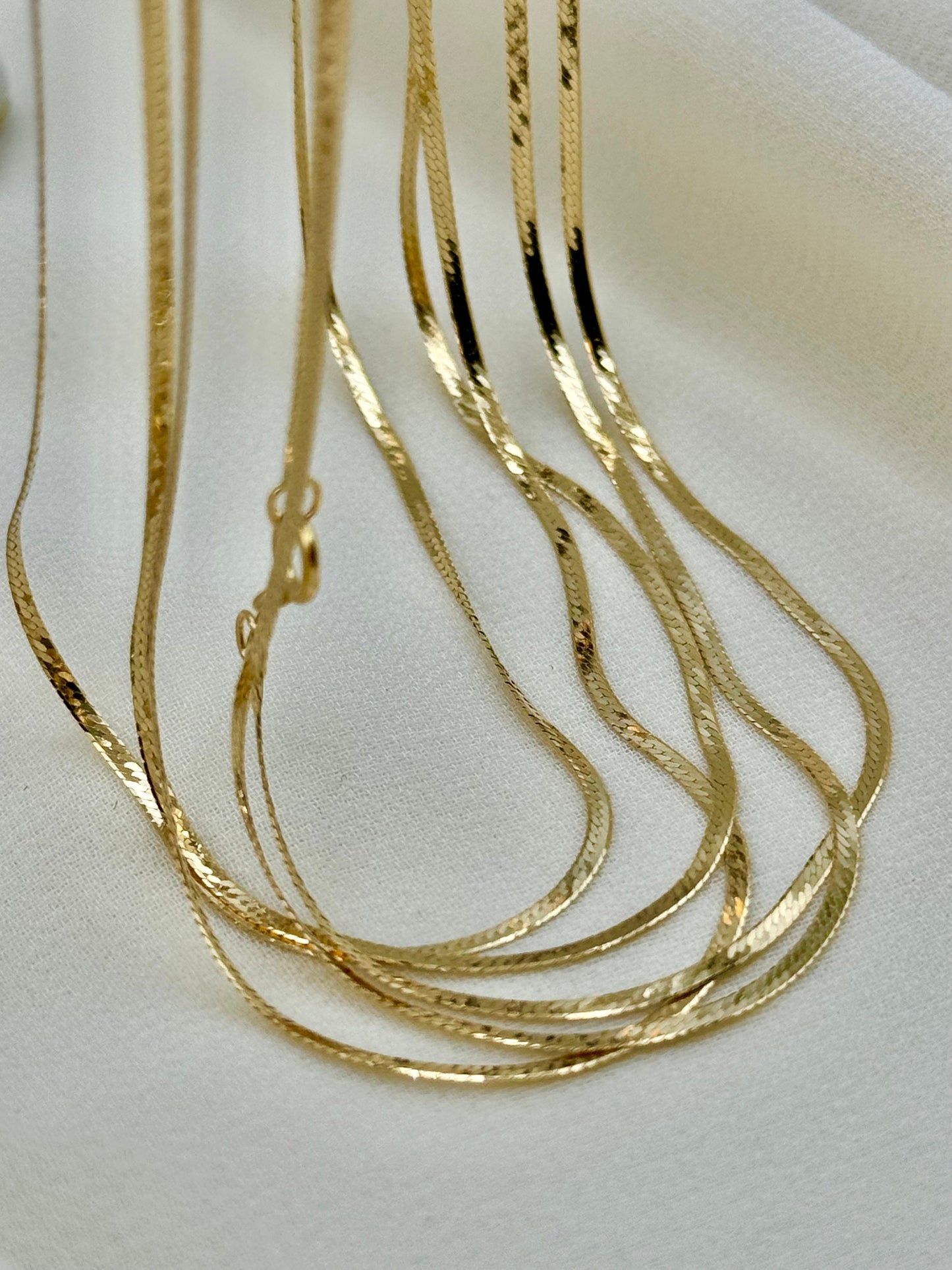 Collier à chevrons en or 18 carats | Collier ras du cou à chaîne serpent plate | Élégante chaîne à chevrons en or | Cadeau parfait.