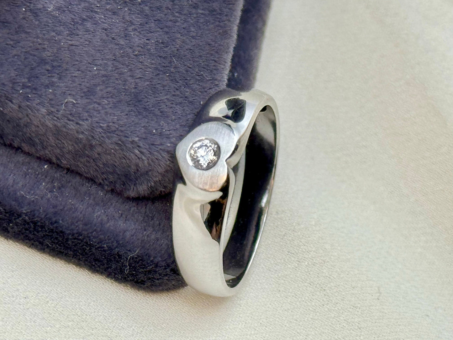 18K Solid White Gold Heart-Shaped Diamond Ring – Unisex Design, Gift for Her or Him, Birthday or Anniversary Jewelry