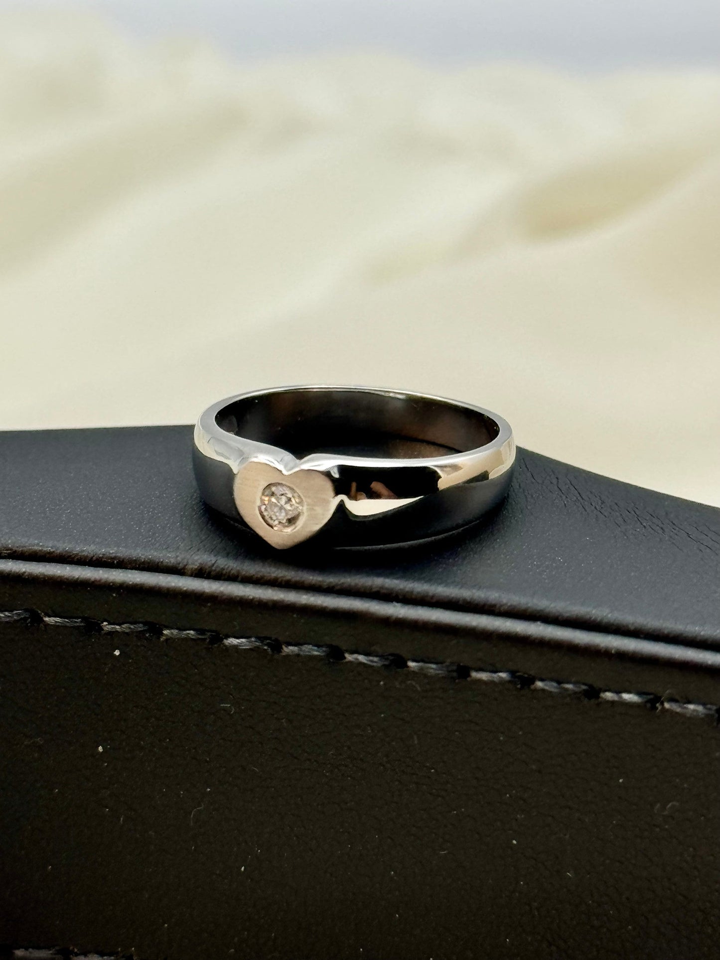 18K Solid White Gold Heart-Shaped Diamond Ring – Unisex Design, Gift for Her or Him, Birthday or Anniversary Jewelry