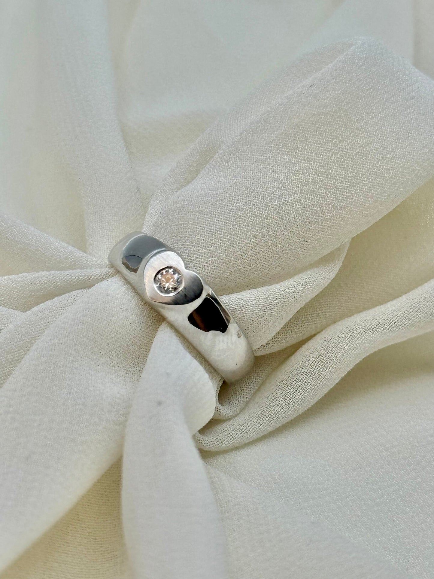 18K Solid White Gold Heart-Shaped Diamond Ring – Unisex Design, Gift for Her or Him, Birthday or Anniversary Jewelry