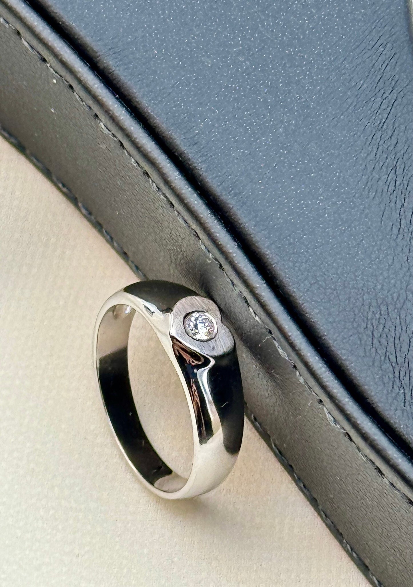 18K Solid White Gold Heart-Shaped Diamond Ring – Unisex Design, Gift for Her or Him, Birthday or Anniversary Jewelry