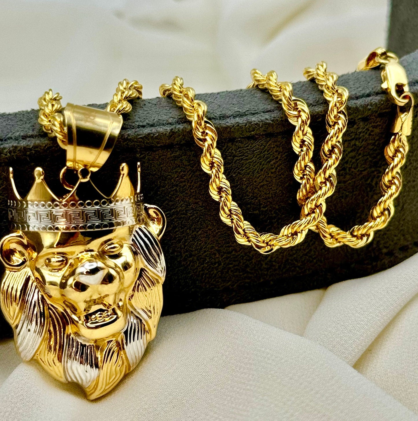 Collier Lion en or 18 carats avec couronne, chaîne torsadée en or 18 carats de 4 mm – Symbole de leadership et de puissance, cadeau idéal pour un anniversaire, Noël ou un anniversaire de mariage.