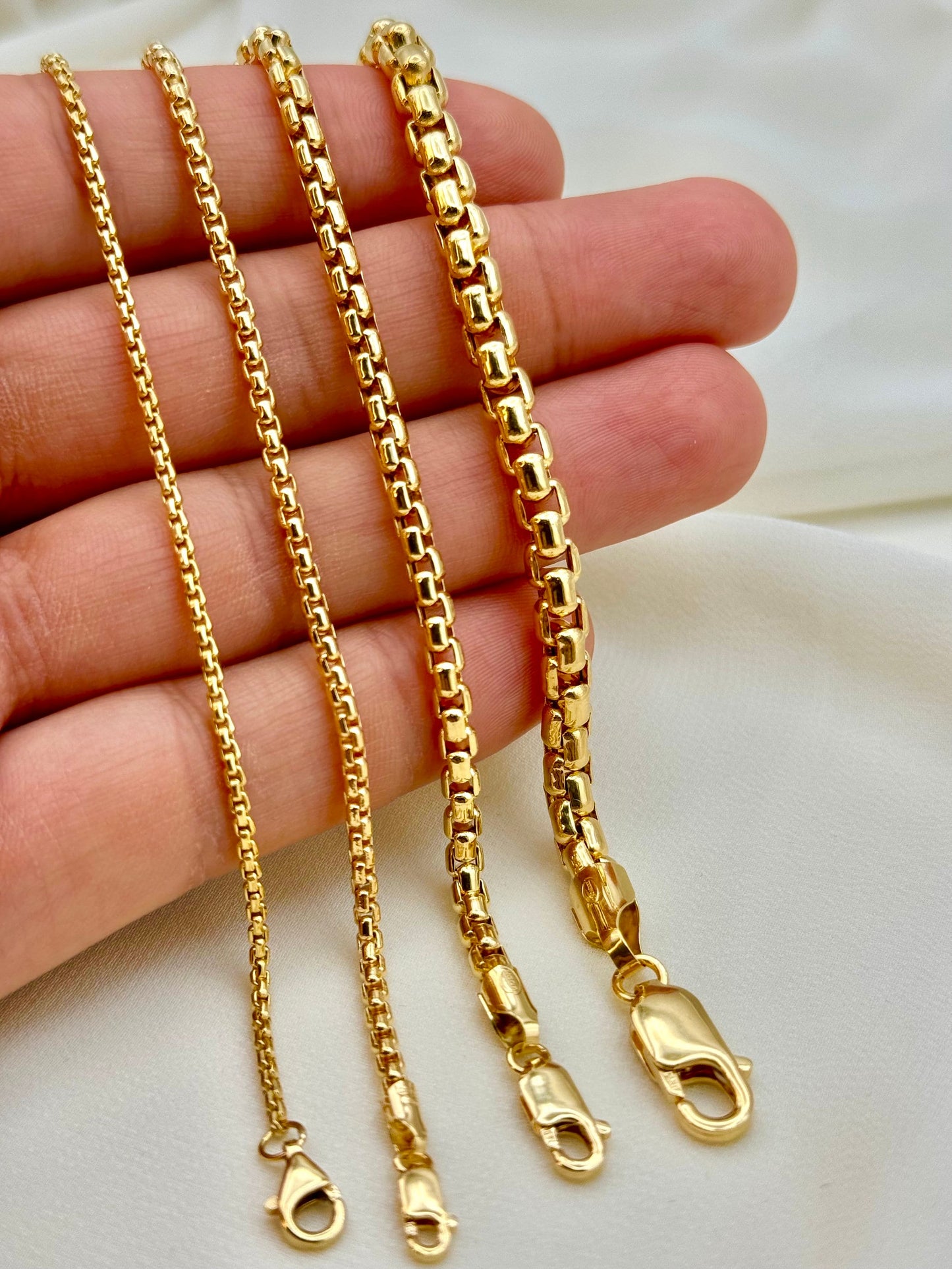 Gold Box chain bracelet in different thickness