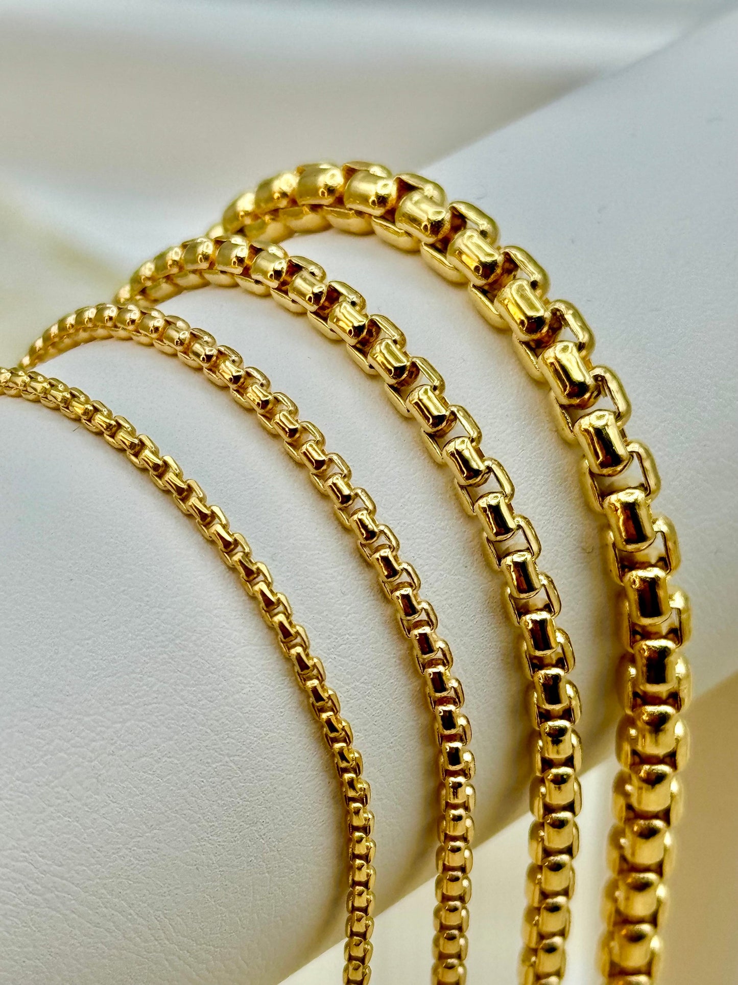 Gold round box link bracelet