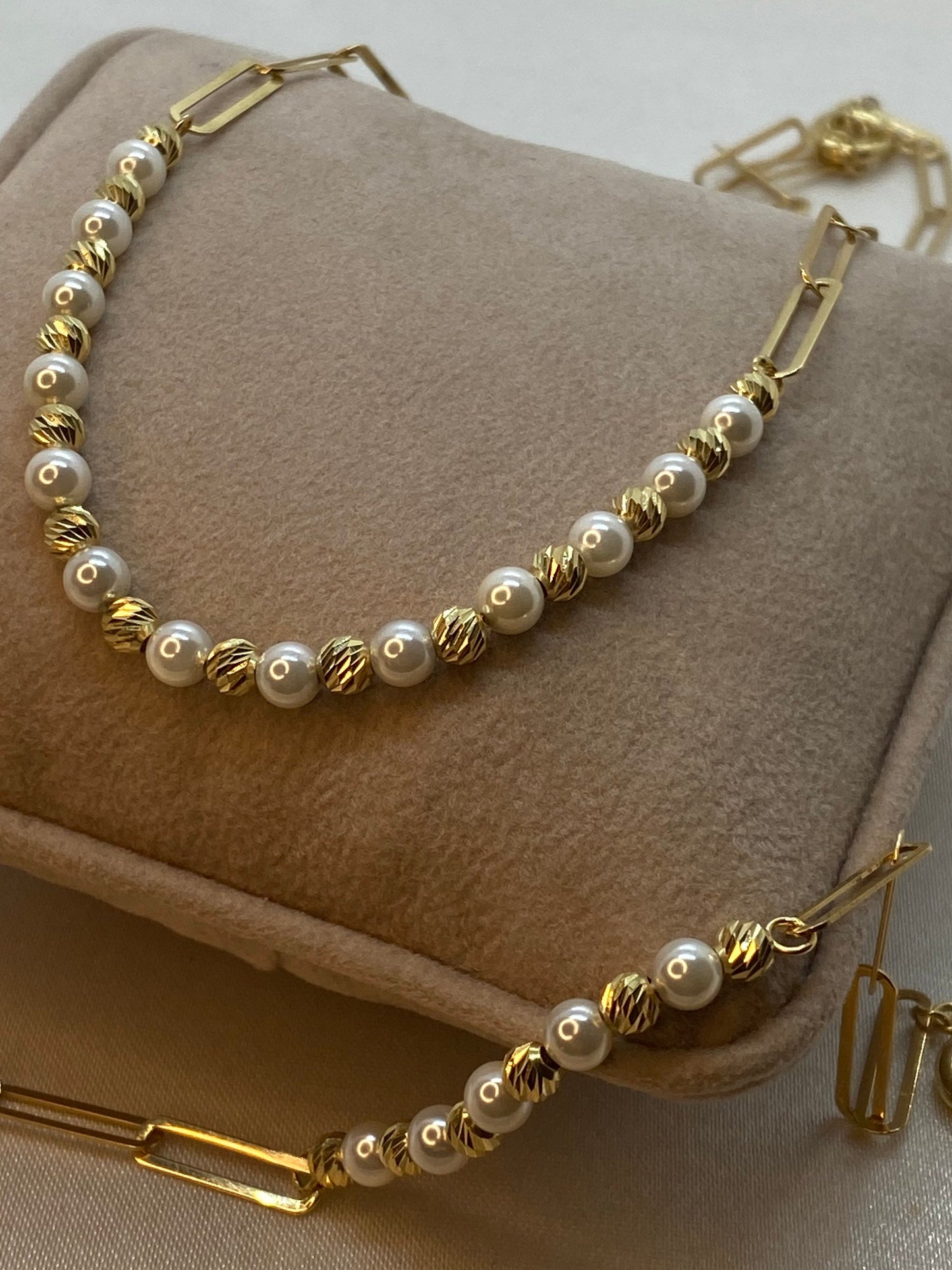 Collier chaîne trombone en or 18 carats avec perles et orbe taille diamant