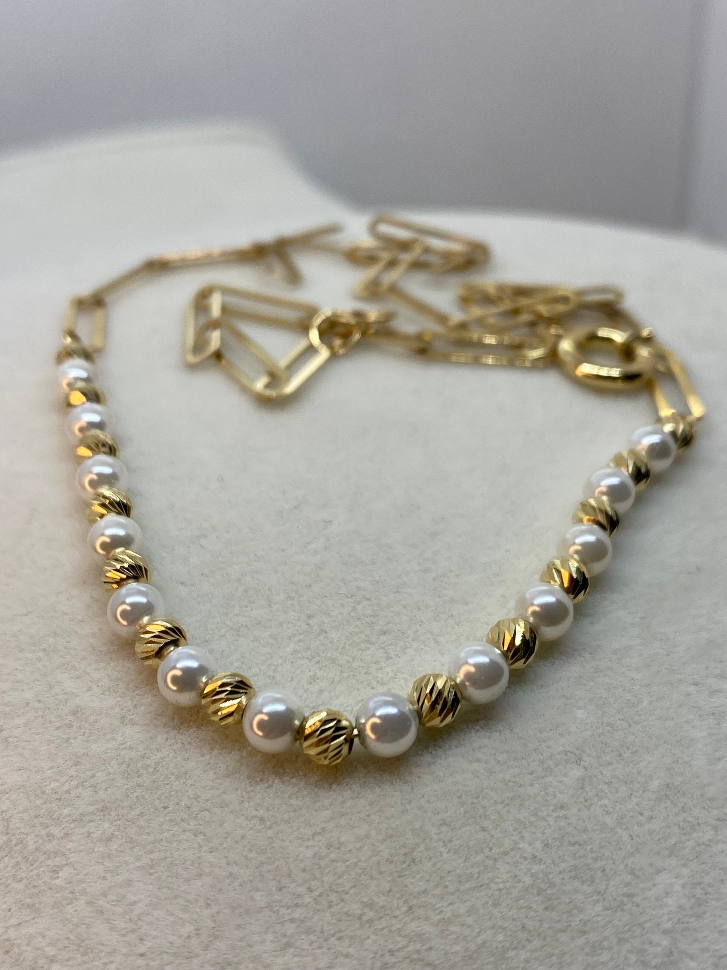 Collier chaîne trombone en or 18 carats avec perles et orbe taille diamant