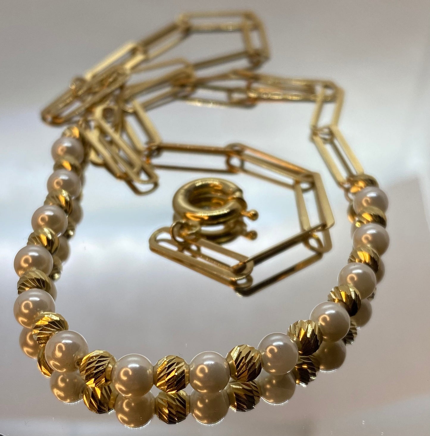 Collier chaîne trombone en or 18 carats avec perles et orbe taille diamant