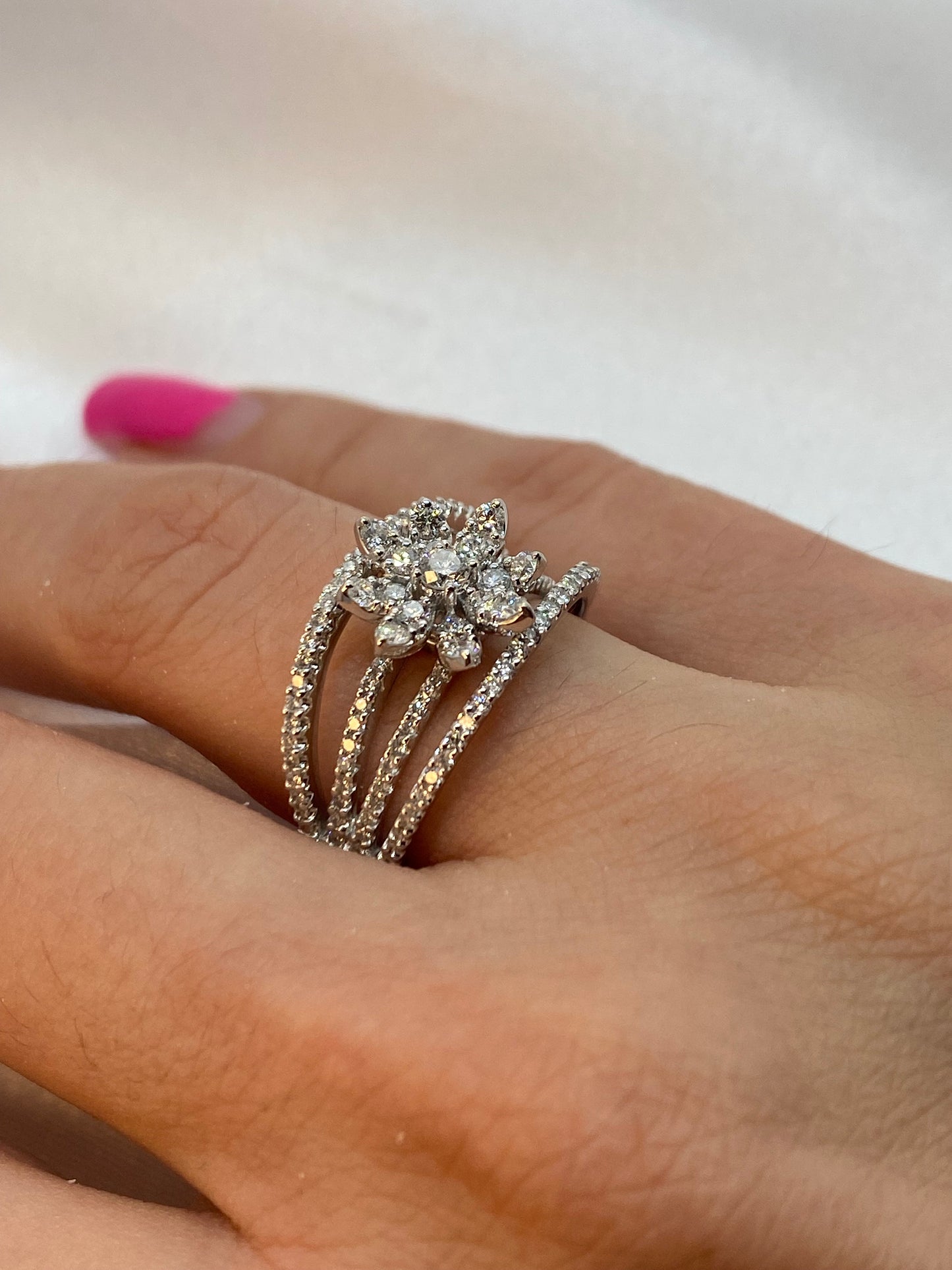 Bague en or blanc 14 carats avec diamants et fleurs