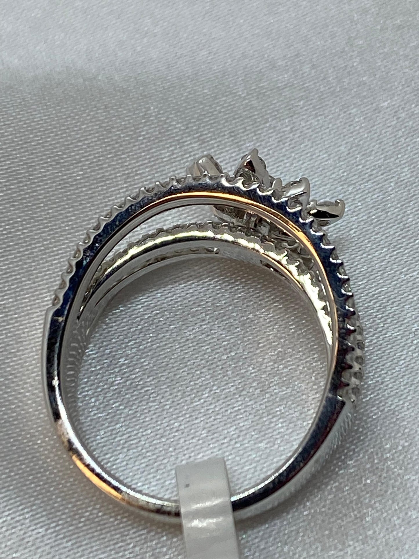 Bague en or blanc 14 carats avec diamants et fleurs