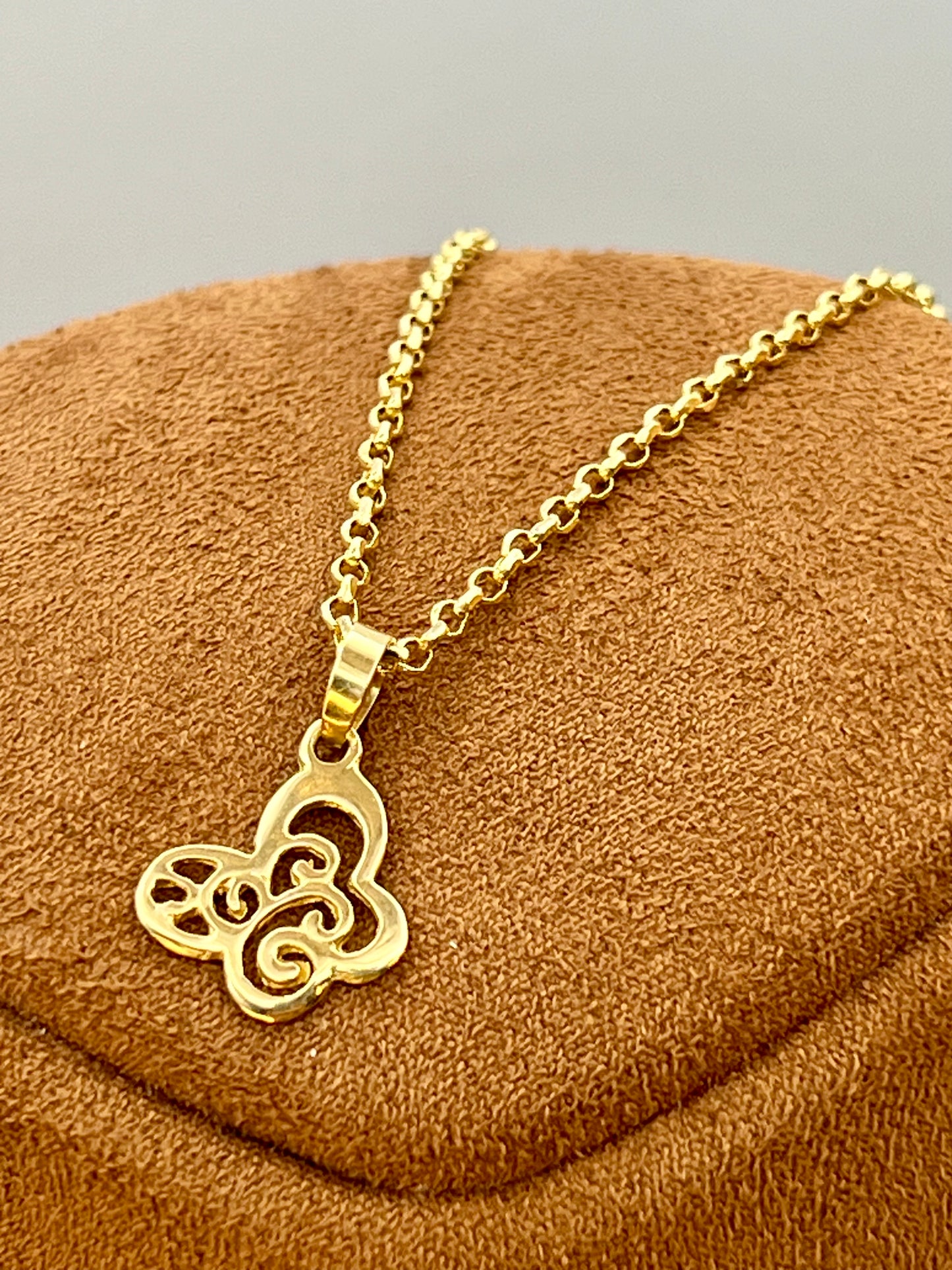 18k Gold Butterfly Necklace: Delicate Filigree Pendant