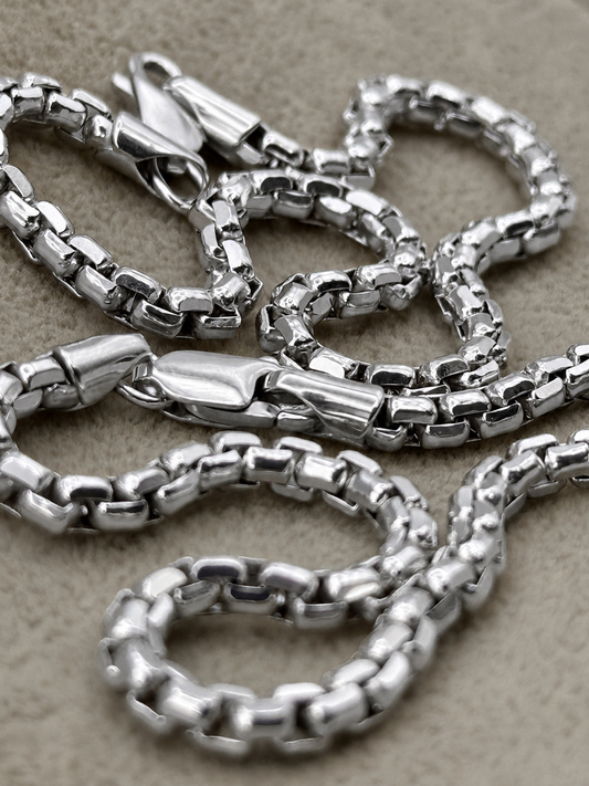 18k white gold box chain on display.