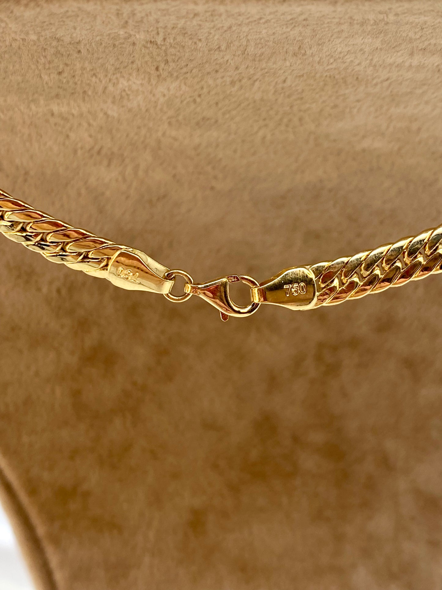 Lobster Clasp in flat curb chain.