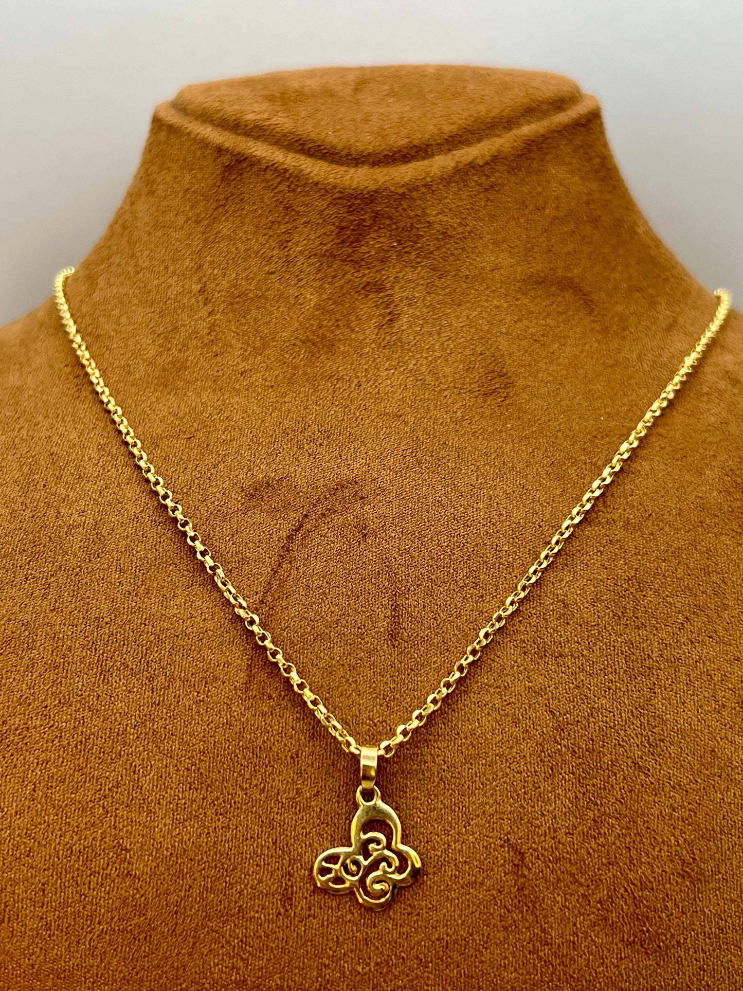 18k Gold Butterfly Necklace: Delicate Filigree Pendant