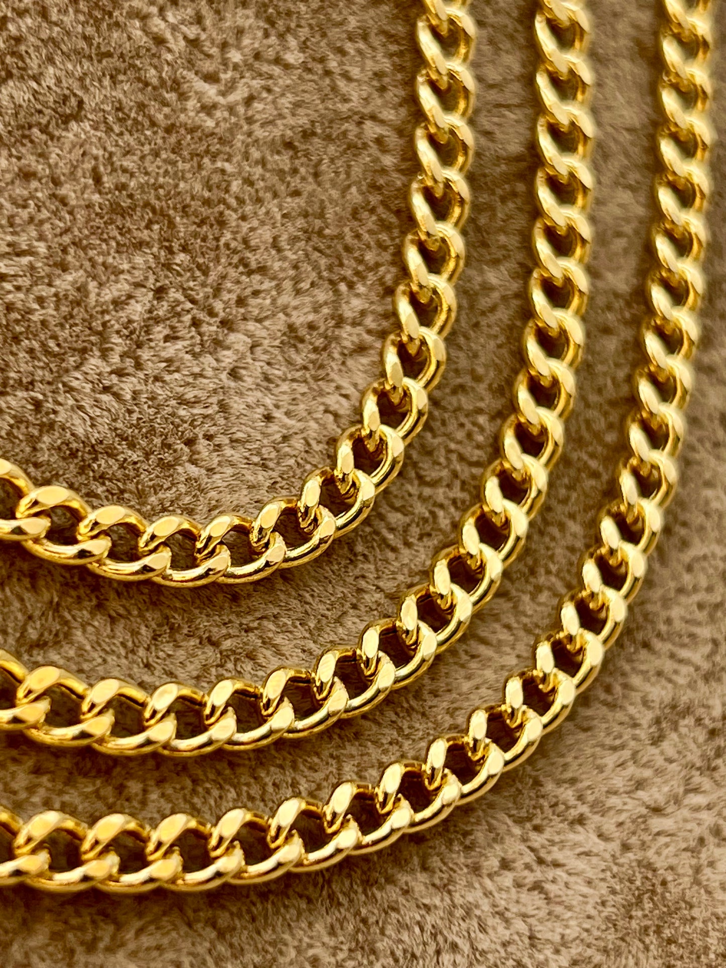 18k Gold Curb chain on display
