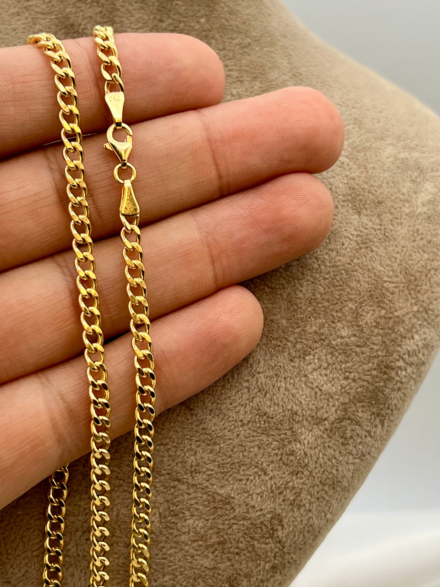 curb chains on hand 