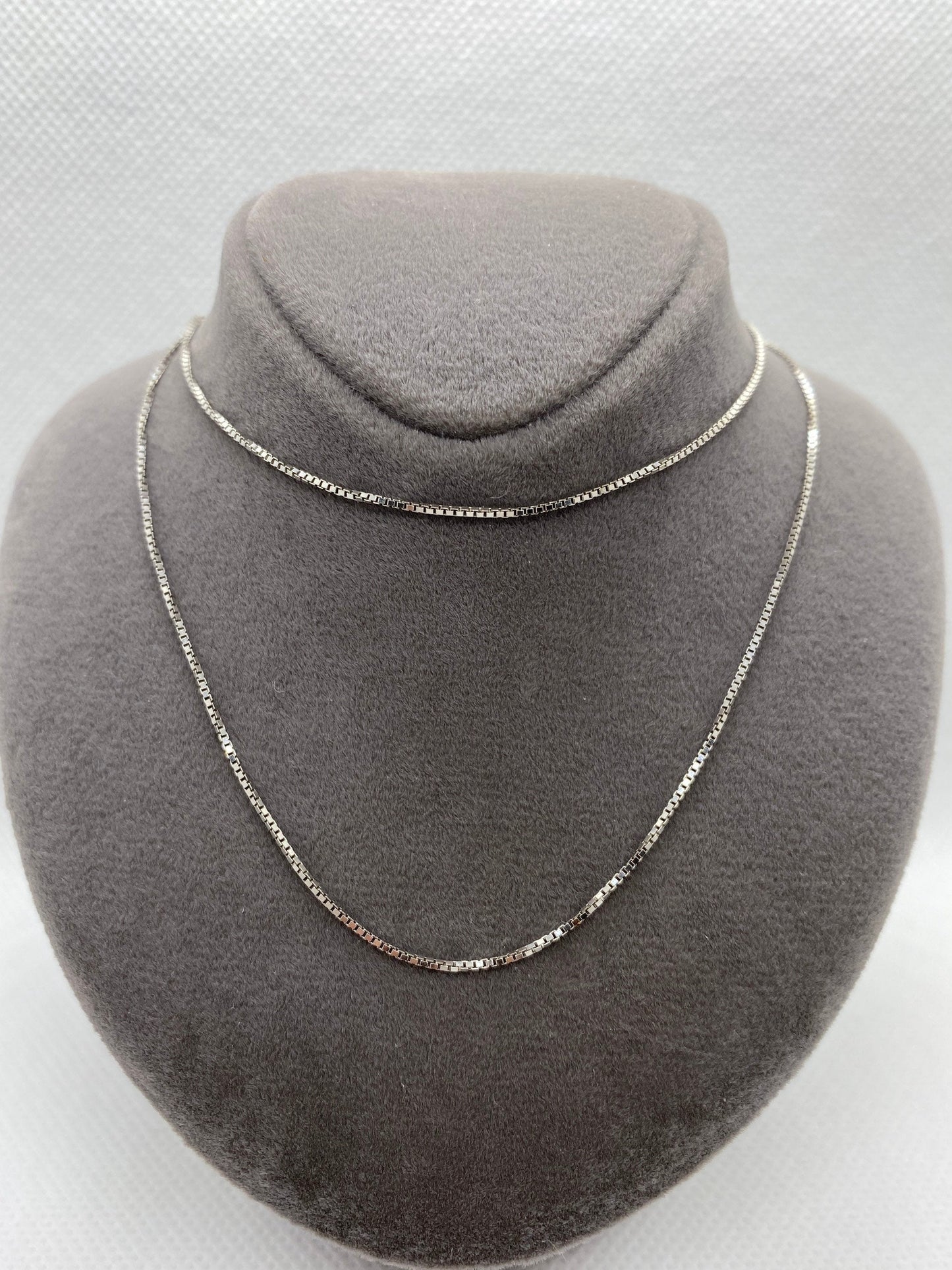 18k solid white Gold necklace( box chain)18.5 inches 1mm