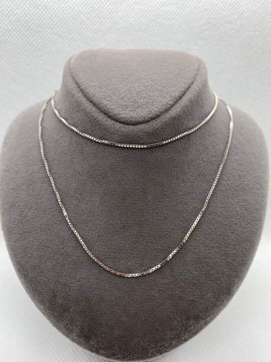 18k solid white Gold necklace( box chain)18.5 inches 1mm