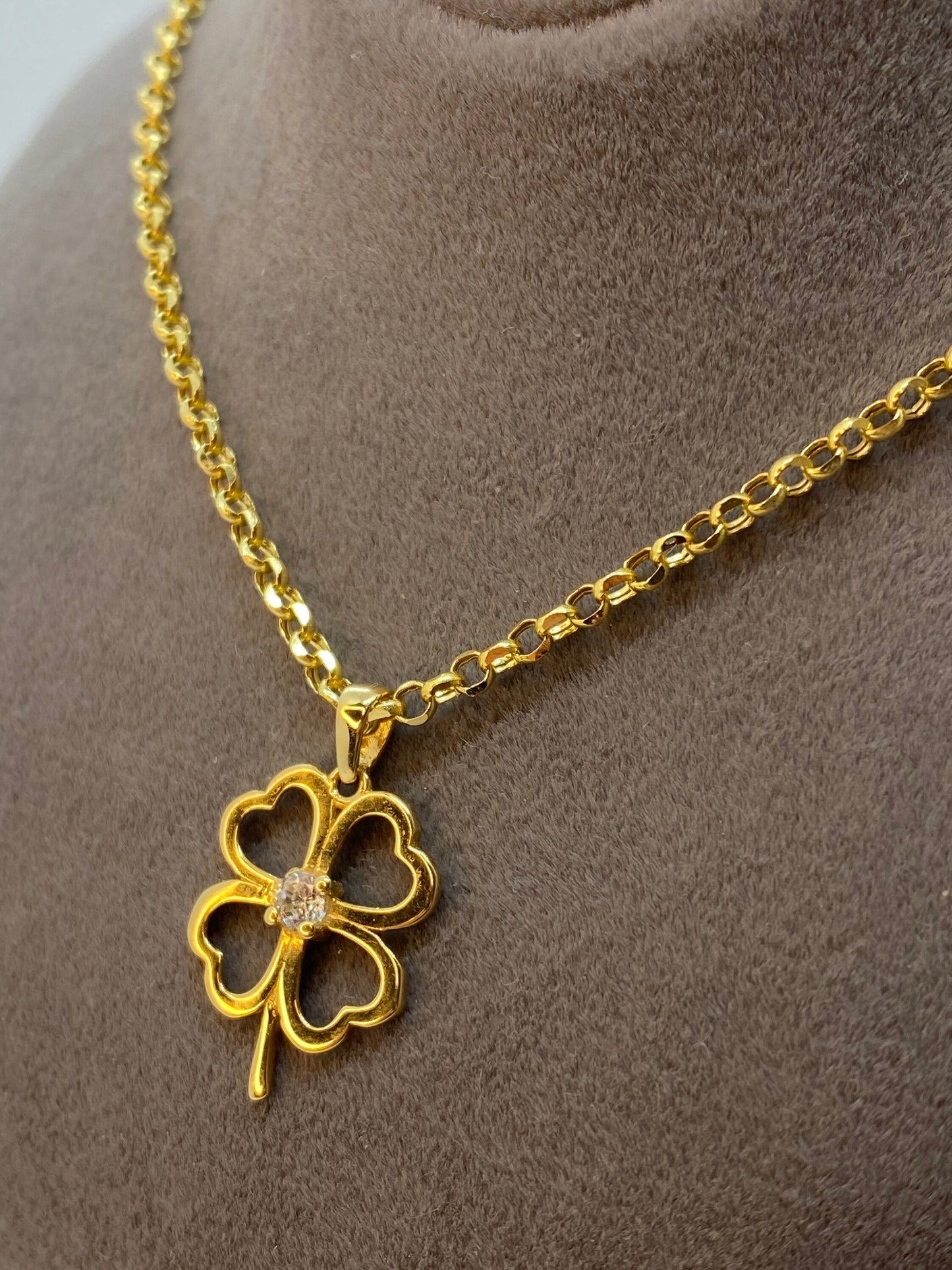 18k solid Gold flower Necklace 20 inches