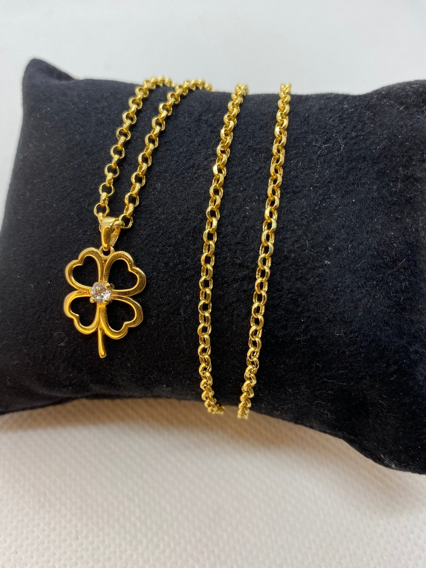 18k solid Gold flower Necklace 20 inches