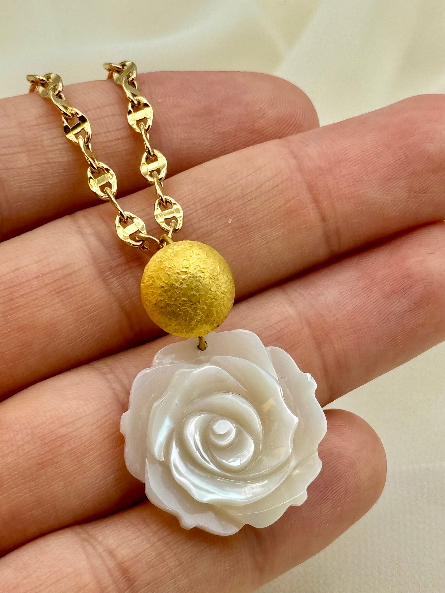 18k solid Gold Flower Necklace with Crafted Shell - 18k Solid Gold  sea shell Necklace ,Birthday Gift, For Her, Anniversary Gift, for mum.