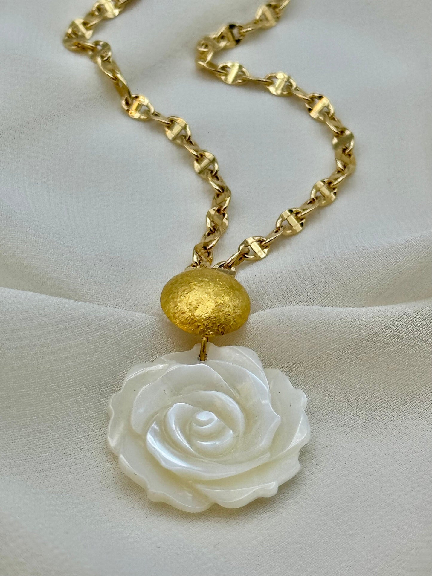 18k solid Gold Flower Necklace with Crafted Shell - 18k Solid Gold  sea shell Necklace ,Birthday Gift, For Her, Anniversary Gift, for mum.