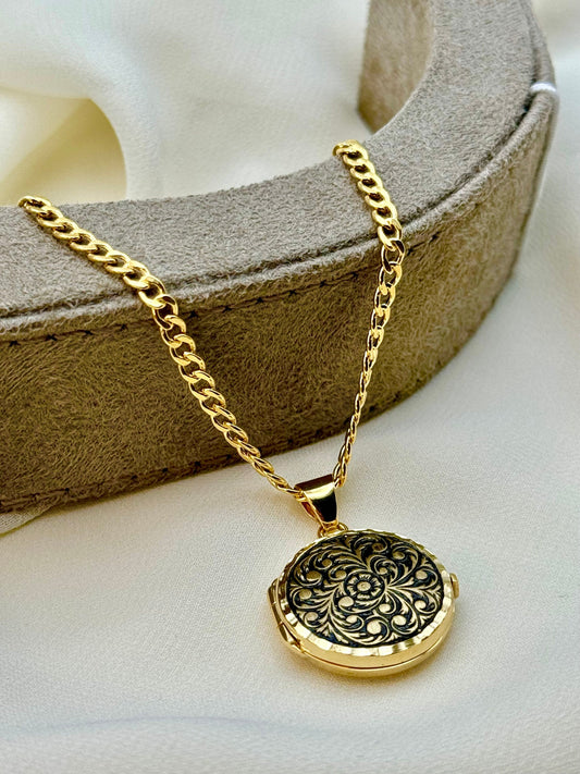 18k Gold Picture Necklace .