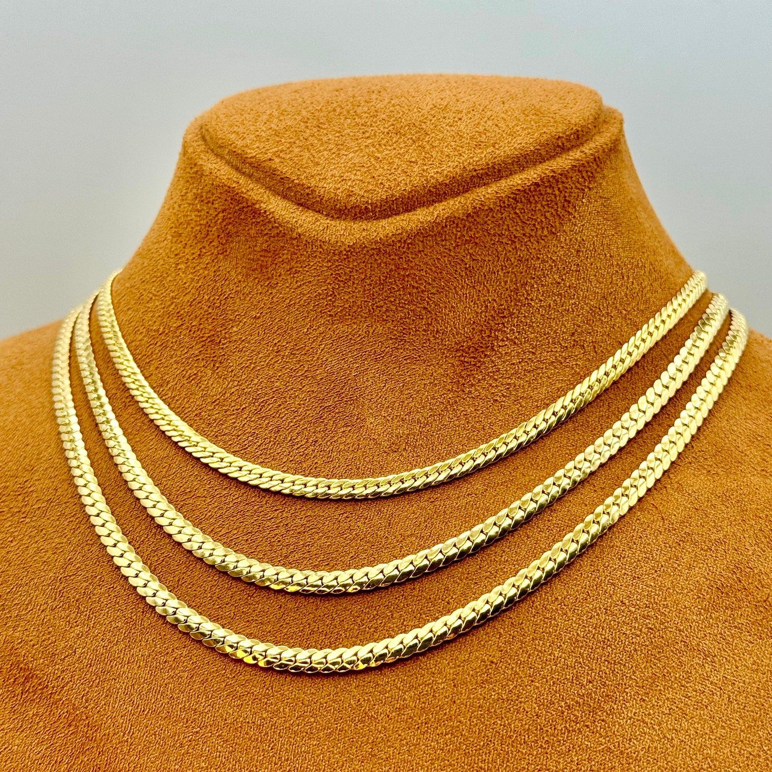 18k Gold flat curb chain.