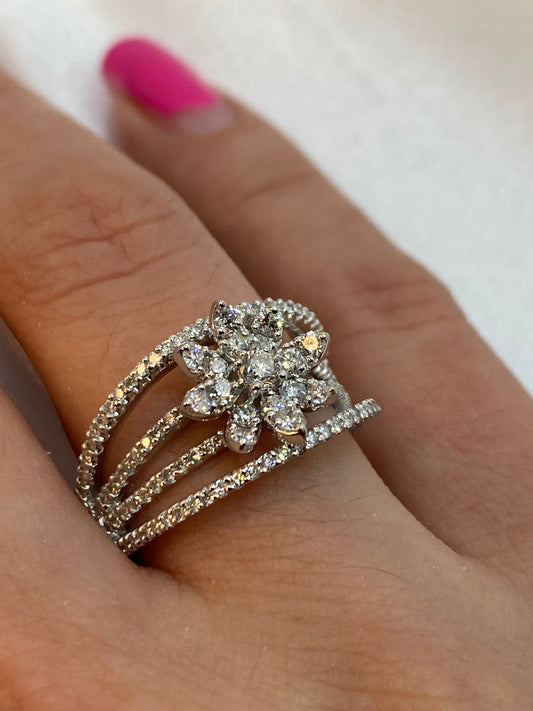 14 Karat Weißgold-Blumen-Diamantring